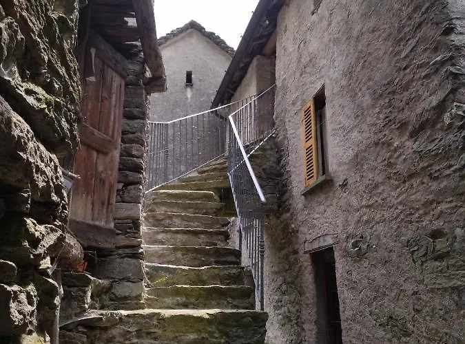 Il Fiume Di Fianco. Alta Valsesia * Mollia